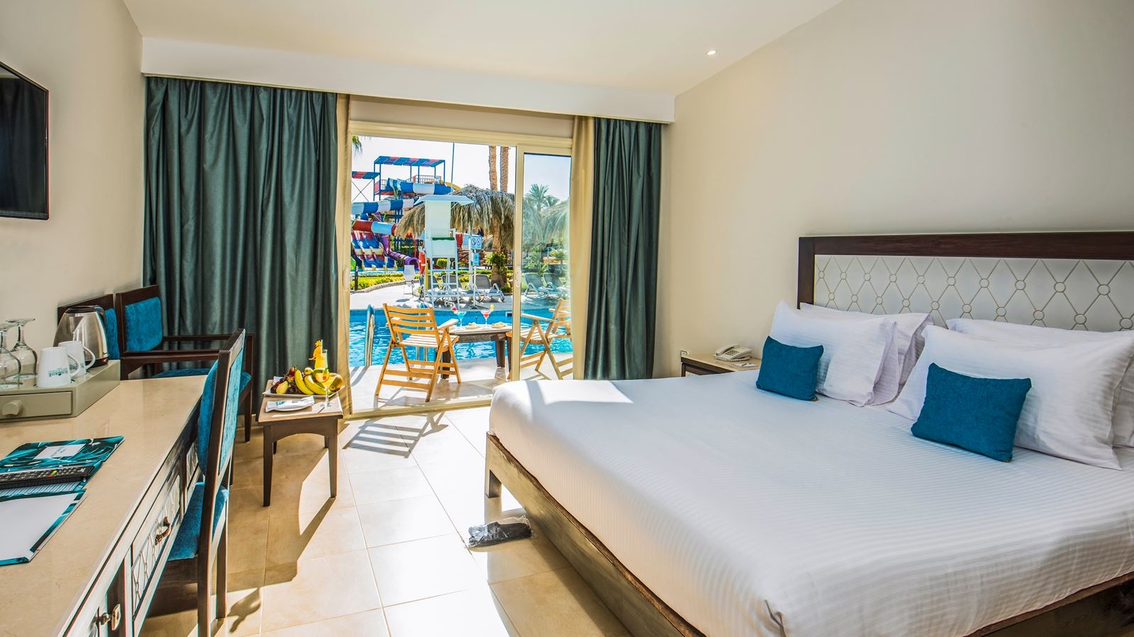 rooms-deluxe-swimup-room-pool-view-16+