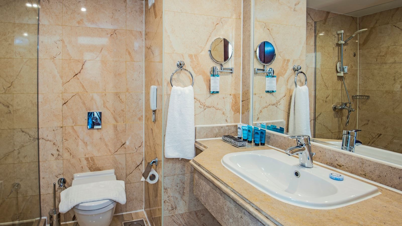 rooms-deluxe-swimup-room-pool-view-16+