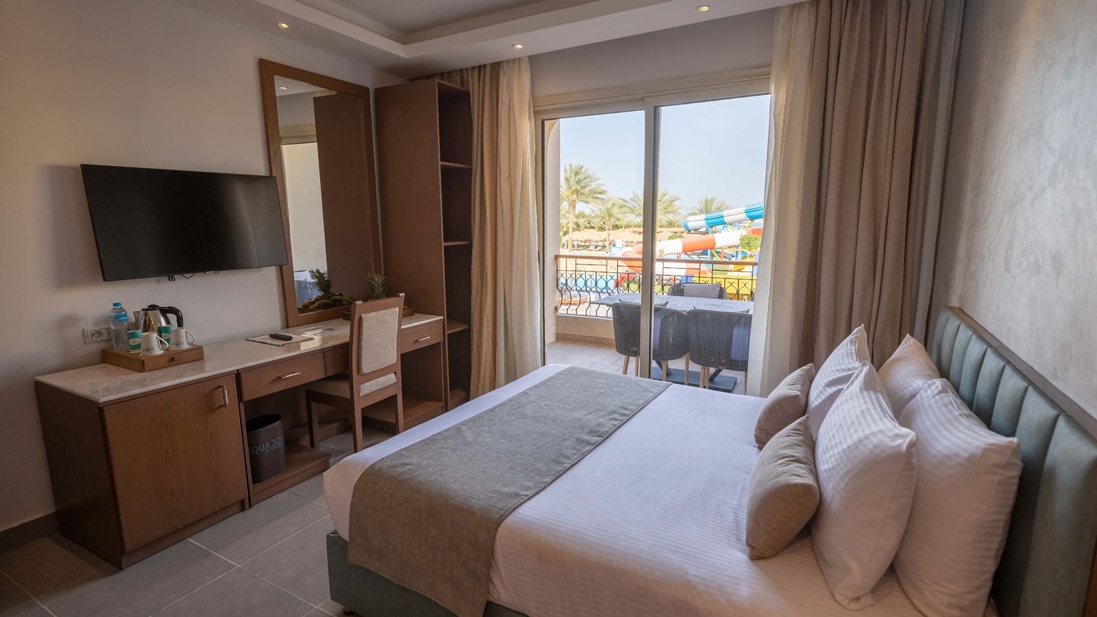 rooms-family-jacuzzi-suite-pool-view