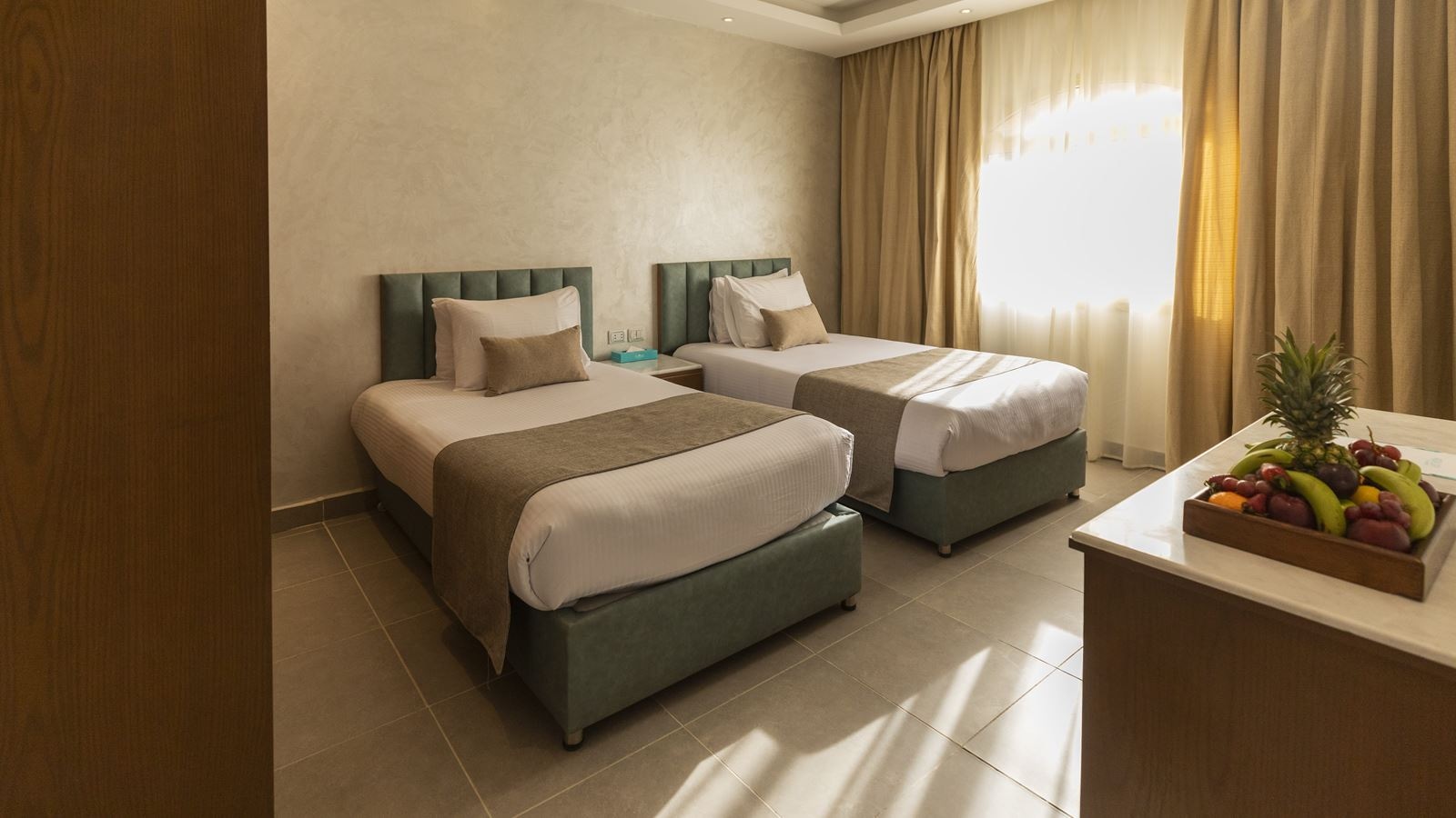 rooms-family-jacuzzi-suite-pool-view