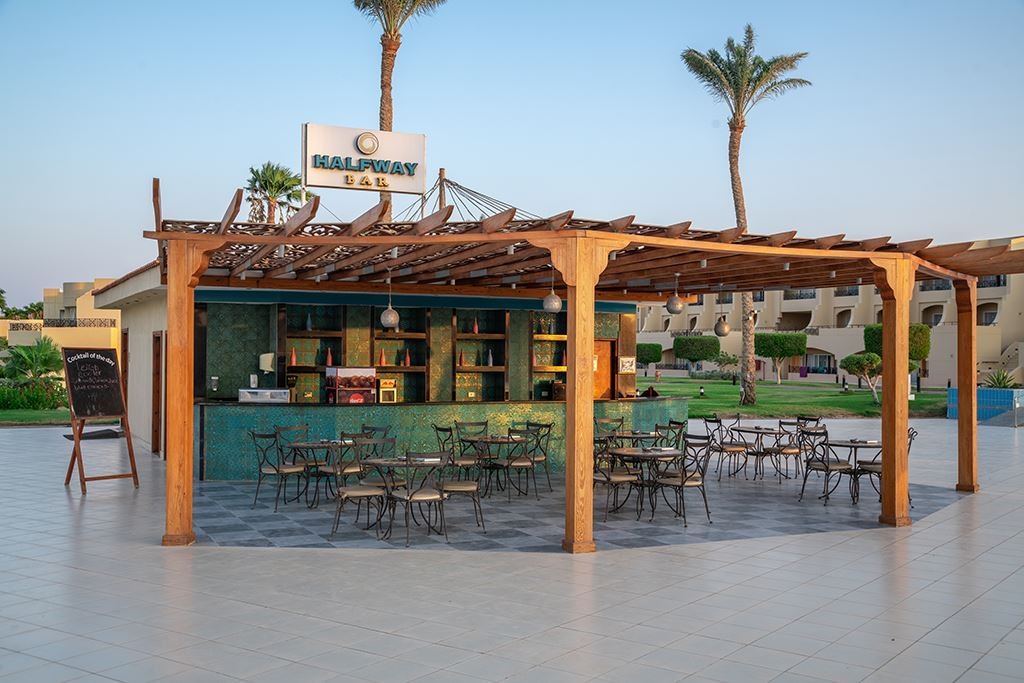 bars-halfway-bar-at-family-resort