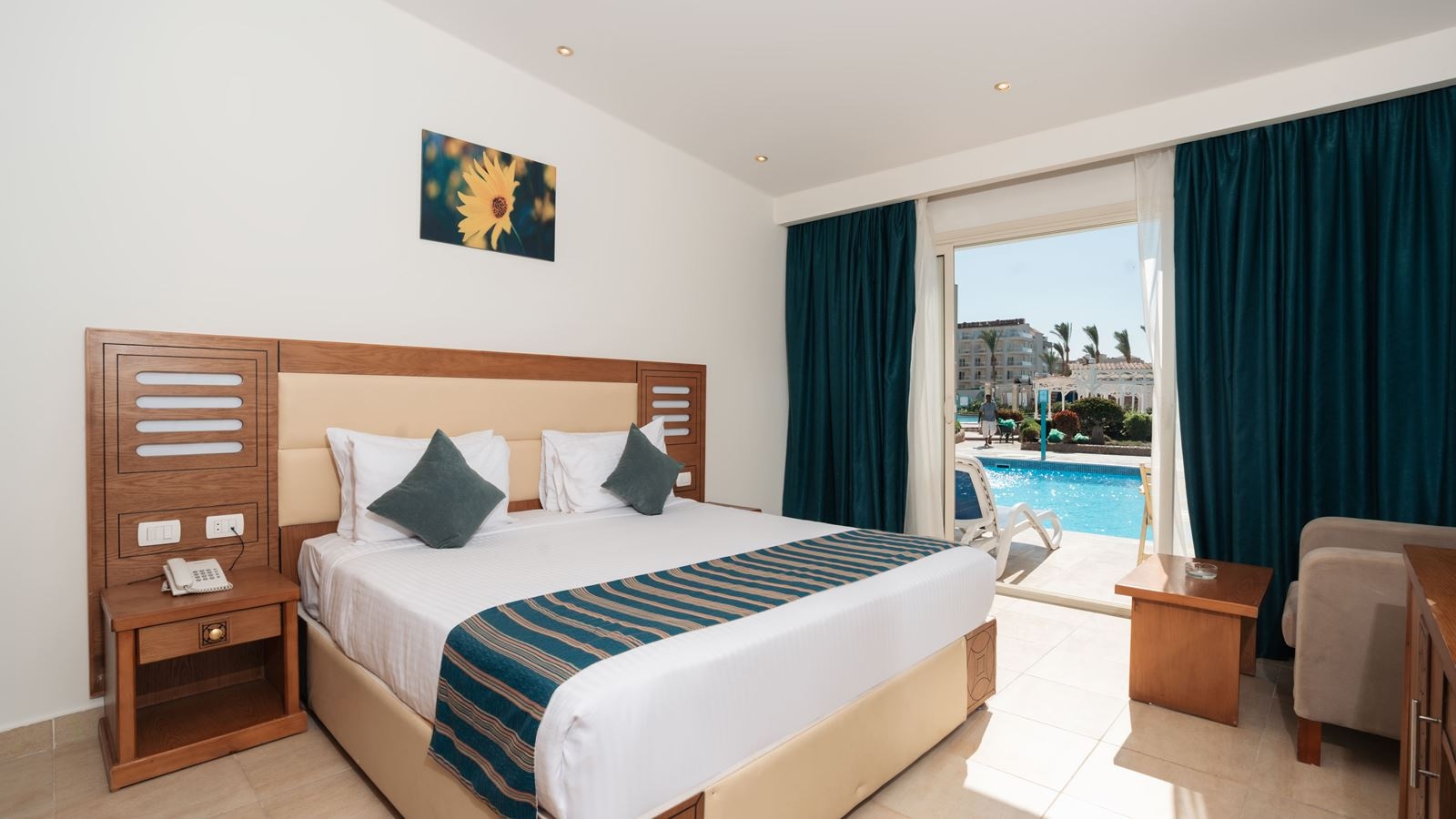 rooms-family-swimup-suite-pool-view