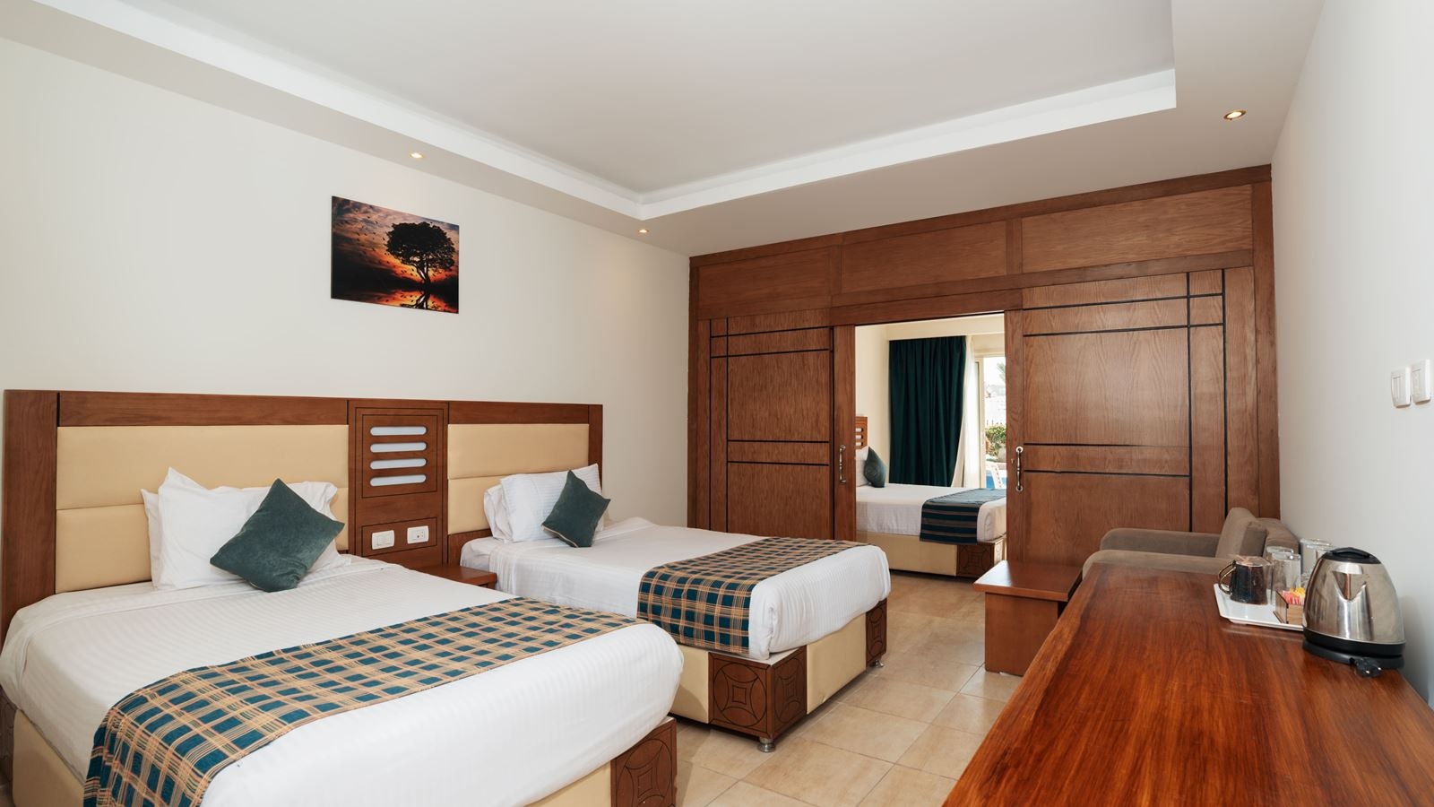 rooms-family-swimup-suite-pool-view