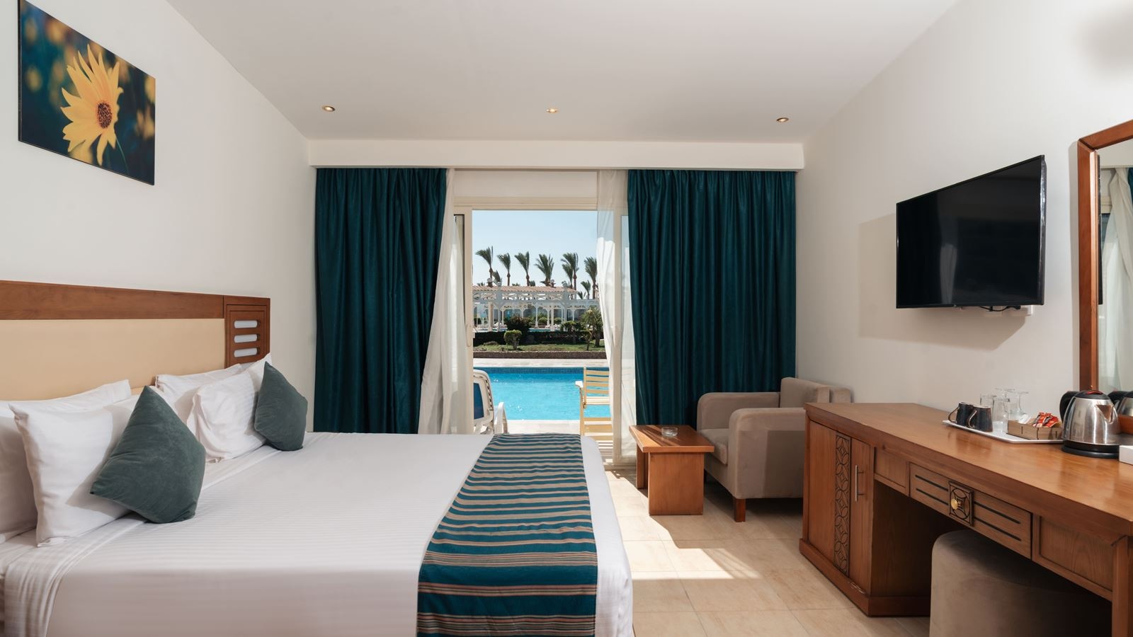 rooms-family-swimup-suite-pool-view