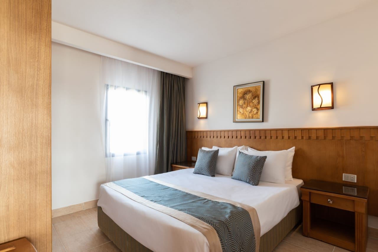 rooms-room-family-gardenpoolsea-view