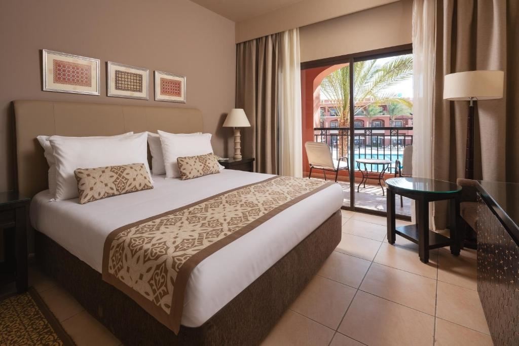 rooms-family-queen-bed-garden-or-pool-view