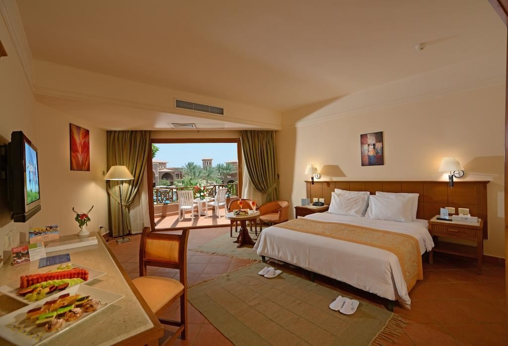 rooms-room-family--room-family-poolview