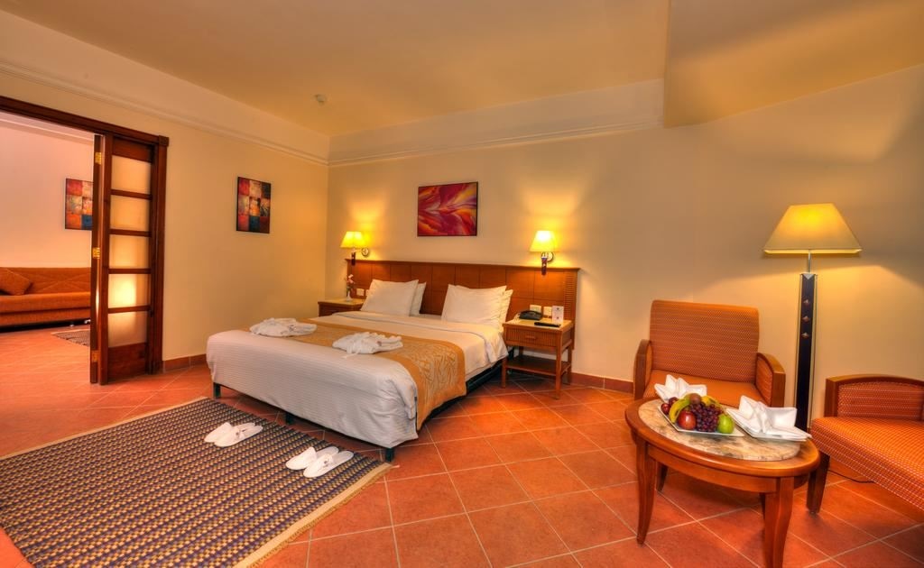 rooms-room-family--room-family-poolview