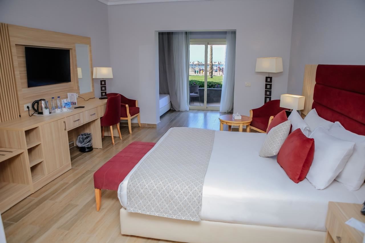 rooms-premium-family-room-pool-view