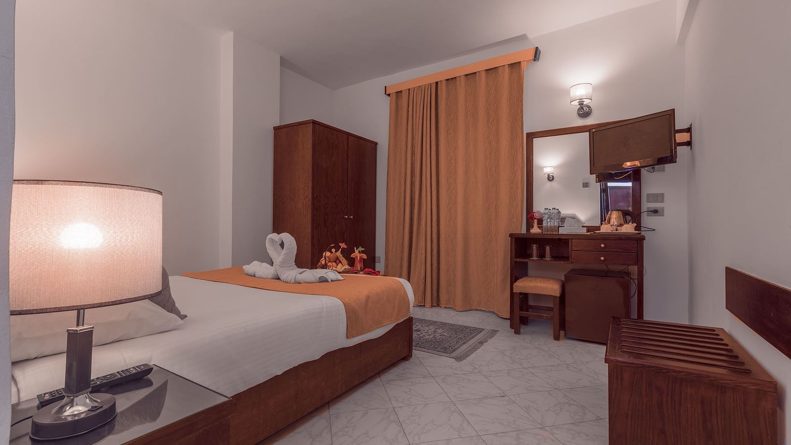 rooms-club-room