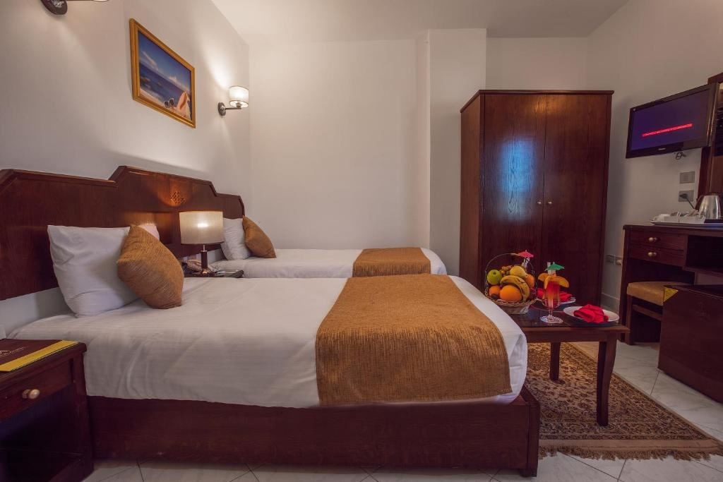 rooms-club-room