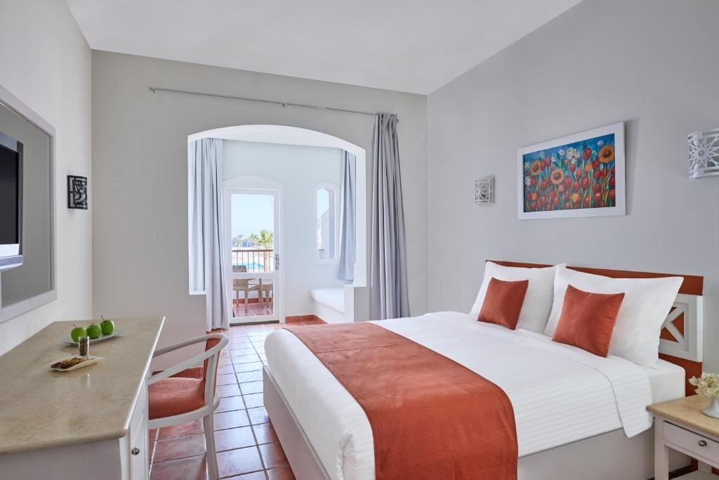 rooms-standard-pool-view
