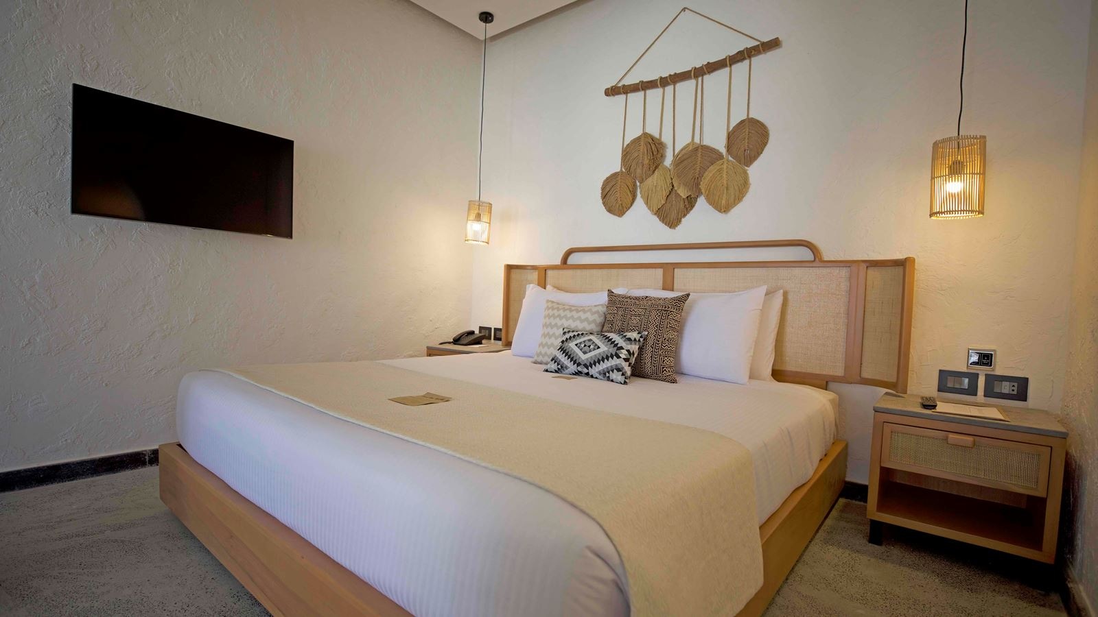 rooms-tucana-pool-suite-partial-sea-view