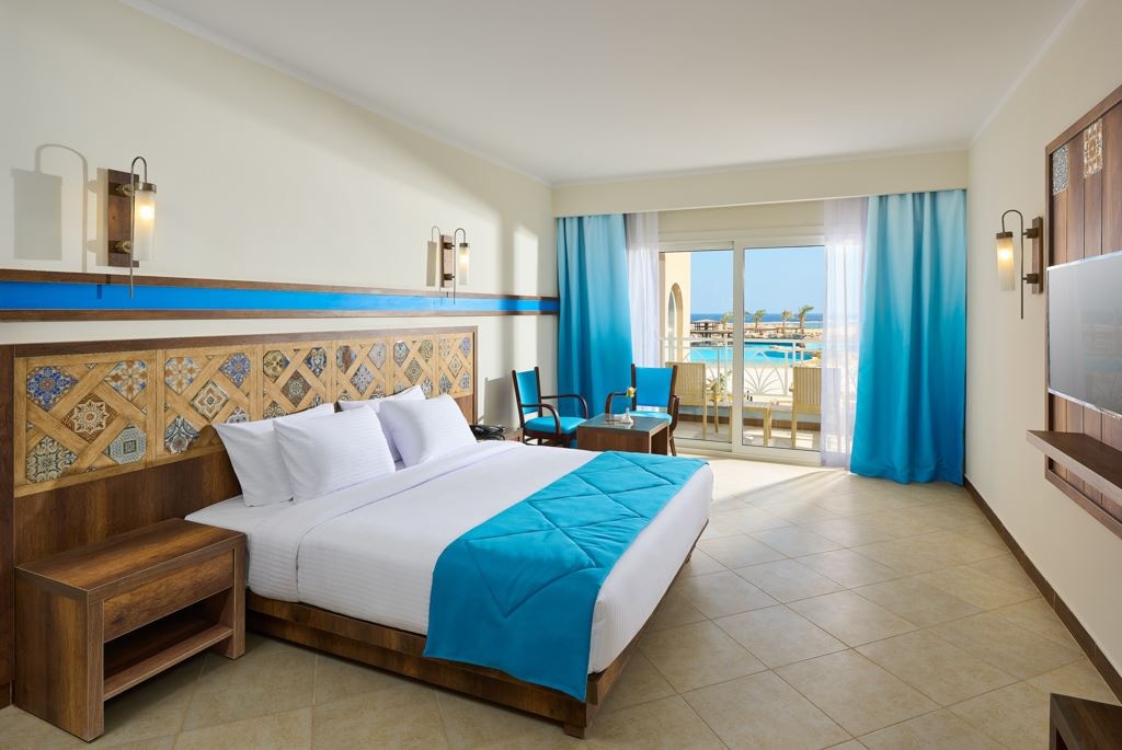 rooms-deluxe-room-partial-sea-view