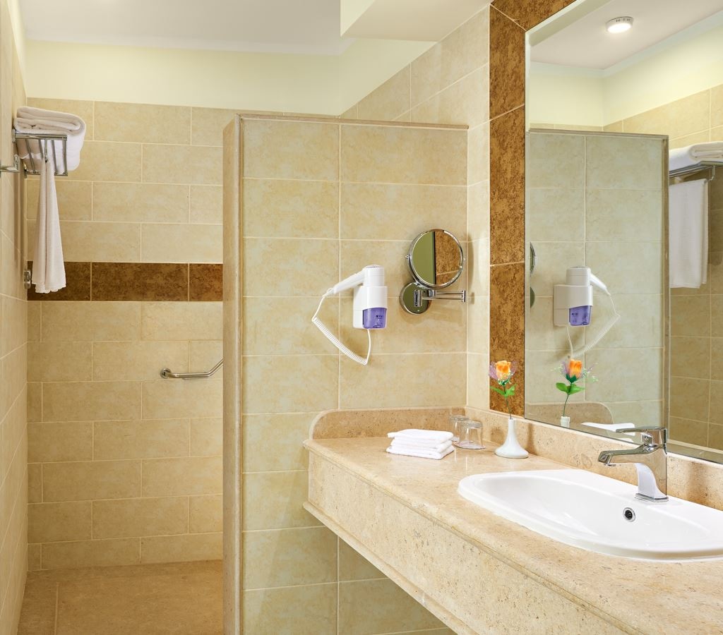 rooms-deluxe-room-partial-sea-view