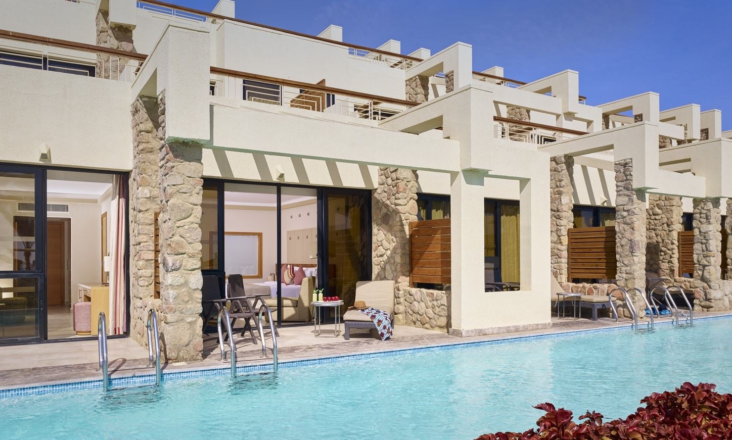 rooms-swim-up-room