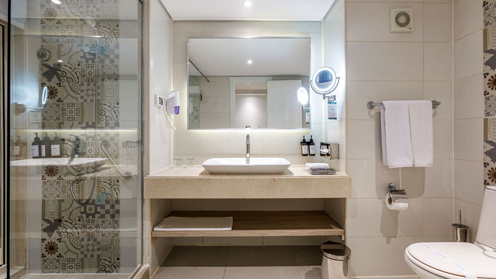 rooms-deluxe-room-pool-partial-sea-view