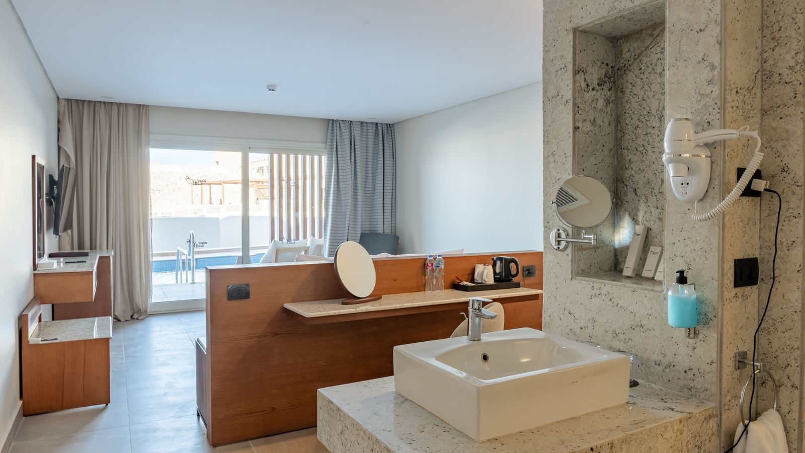 rooms-deluxe-swim-up