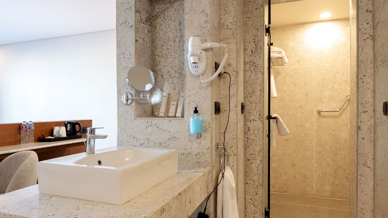 rooms-deluxe-swim-up