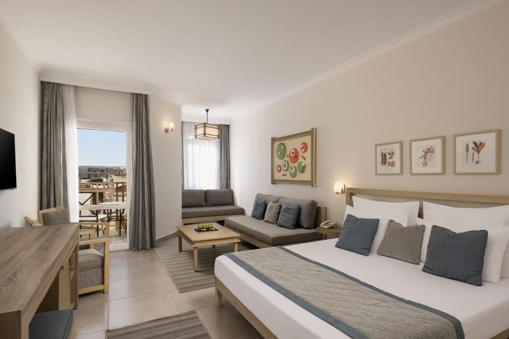 rooms-superior-deluxe-room-pool-view