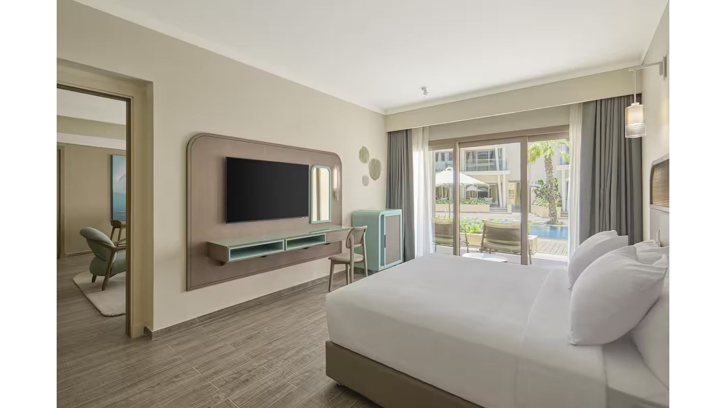 rooms-one-bed-room-suite-pool-view