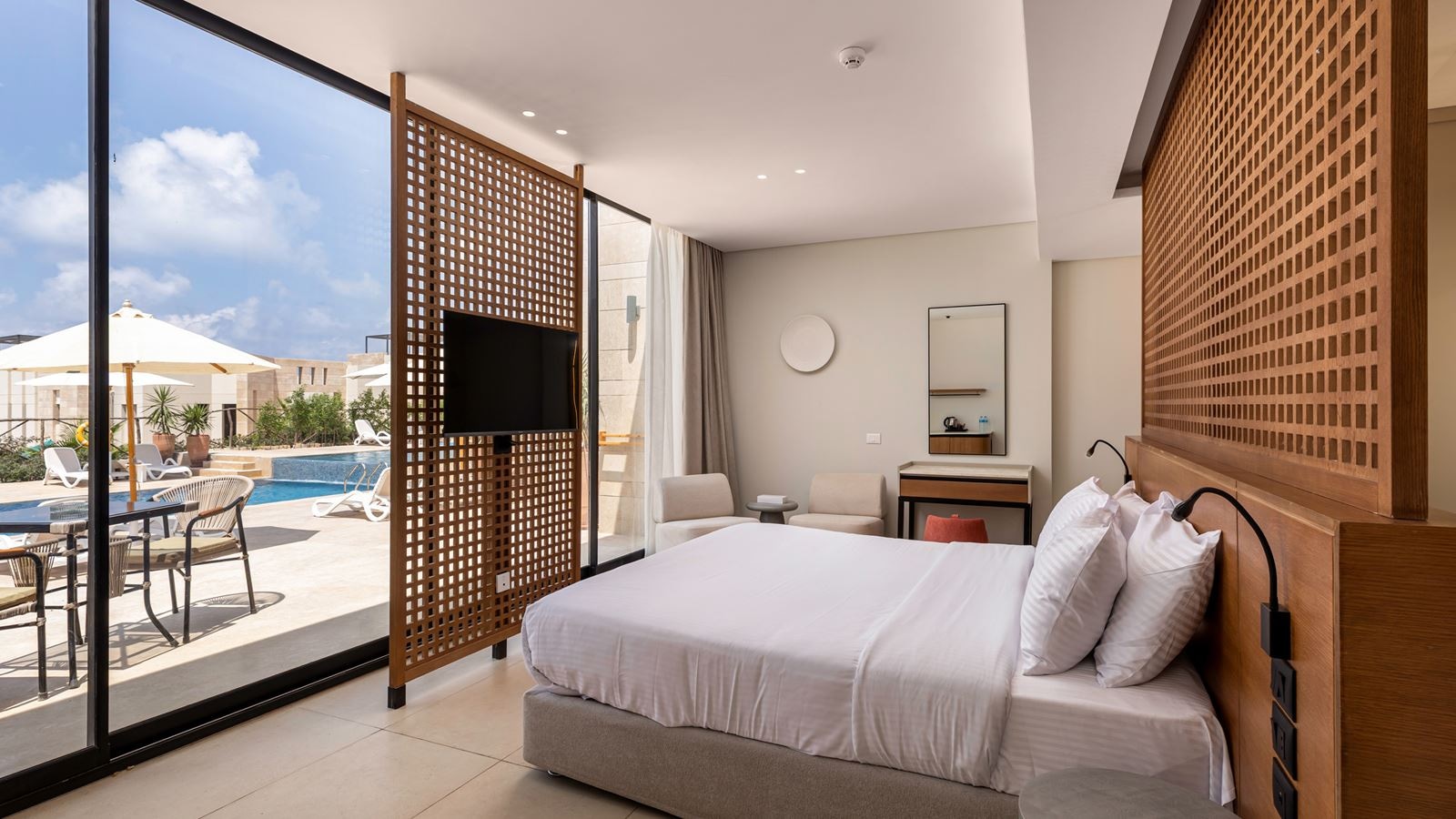 rooms-deluxe-pool-view-room