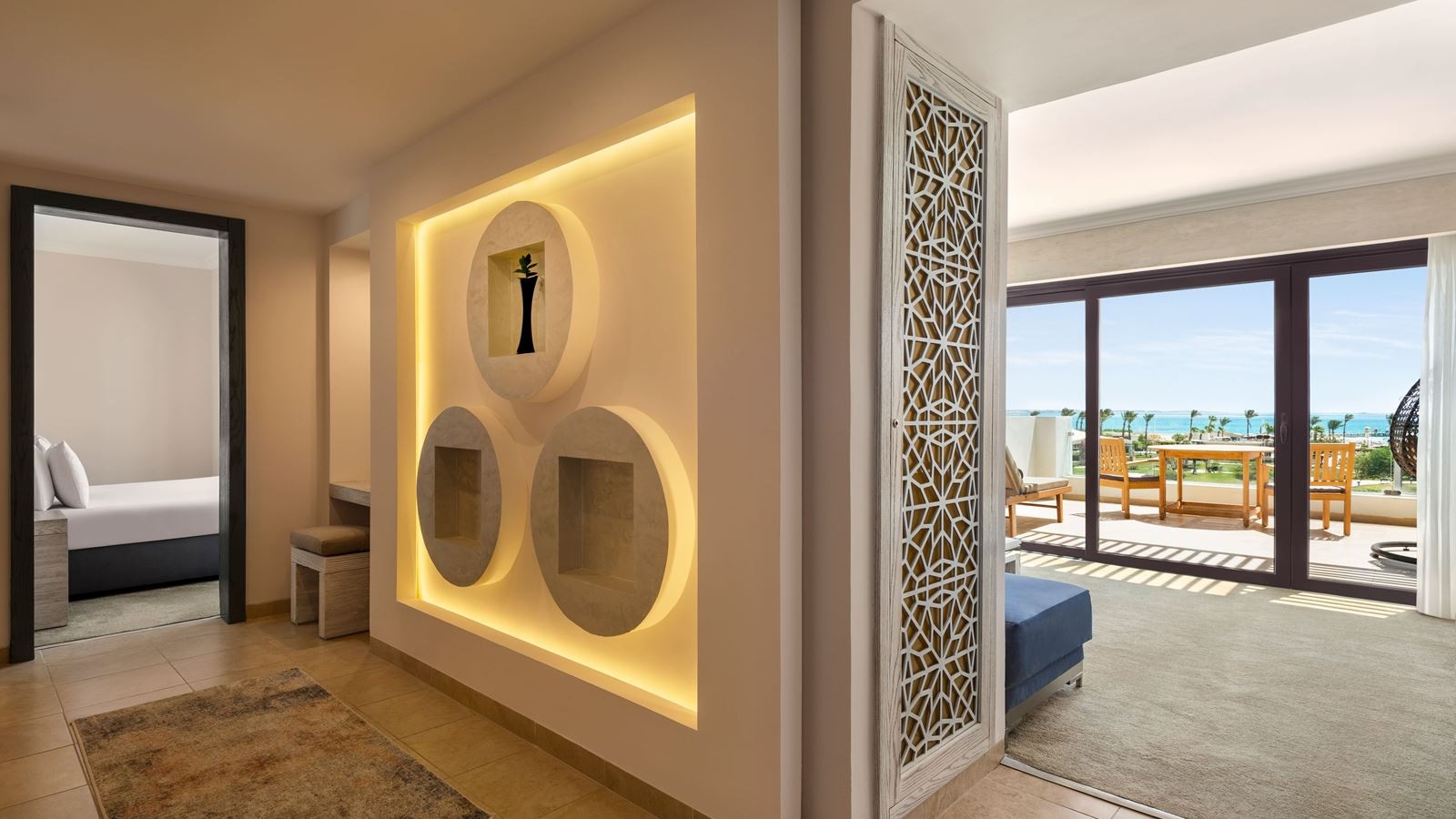 rooms-deluxe-pool-view-suite