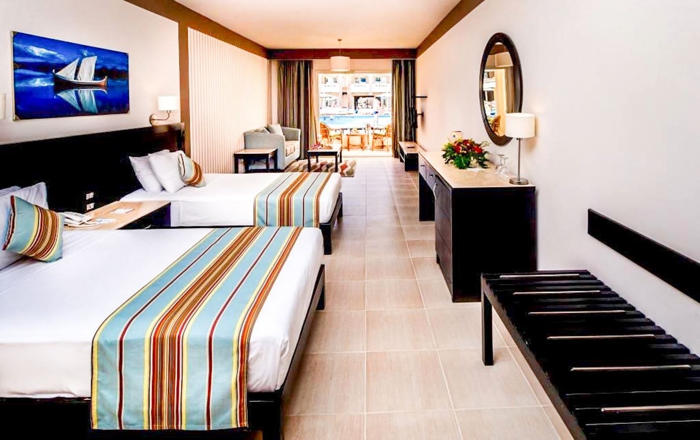rooms-room-standard-pool-view