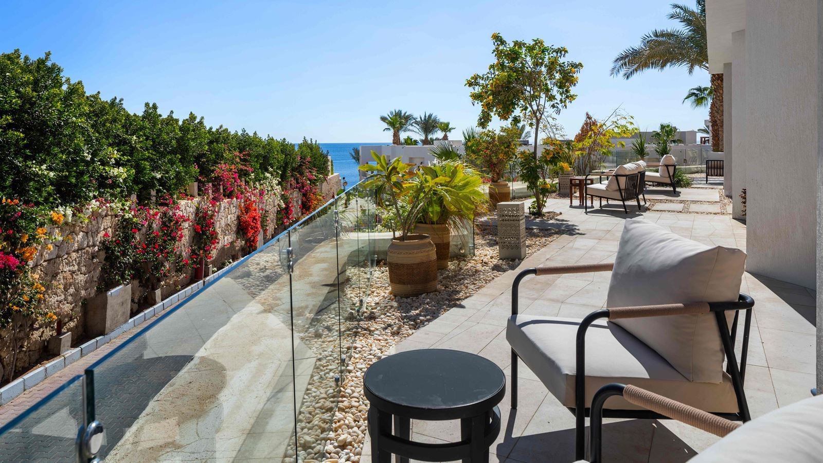 rooms-beachside-grand-premium-room-garden-or-pool-view