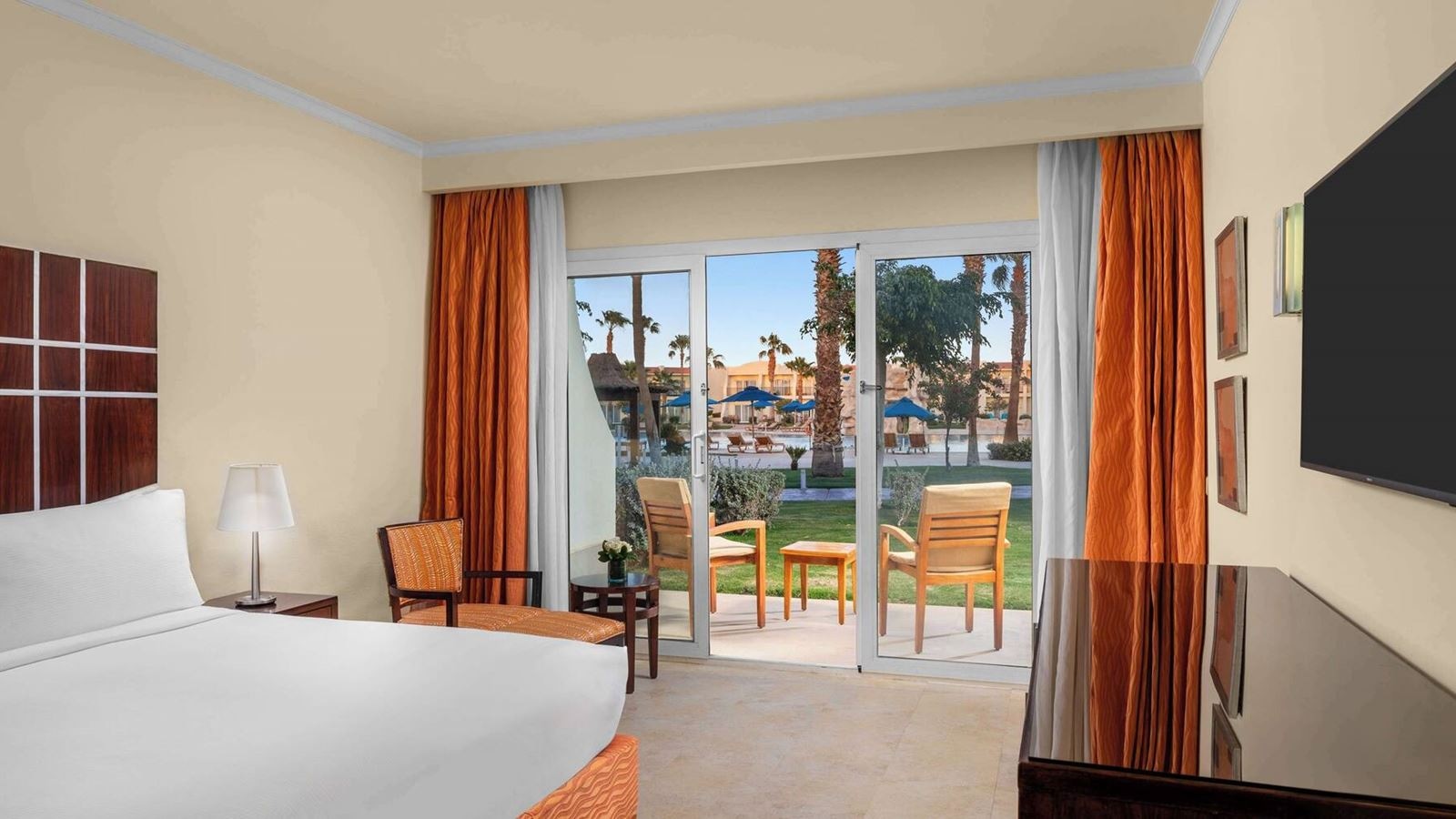 rooms-mountainside-diamond-suite-pool-view