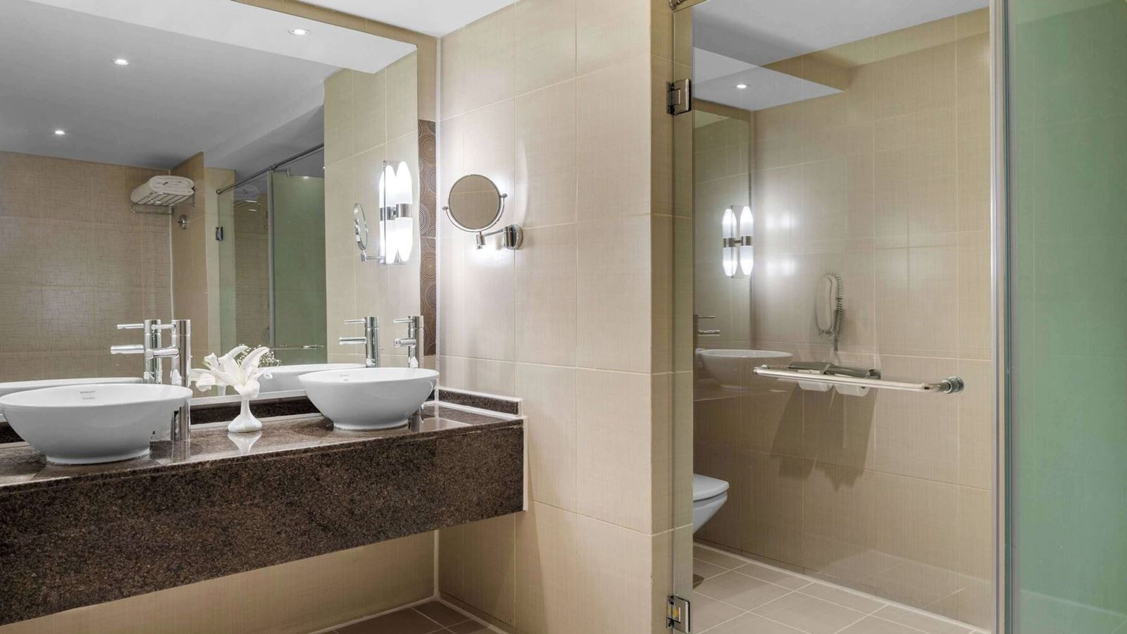 rooms-mountainside-diamond-suite-pool-view