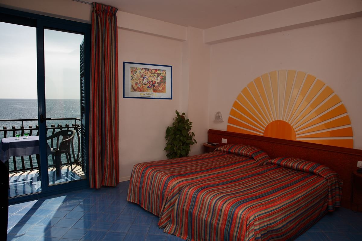 rooms-room-lateral-sea-view-with-balcony-or-terrace-4-pax