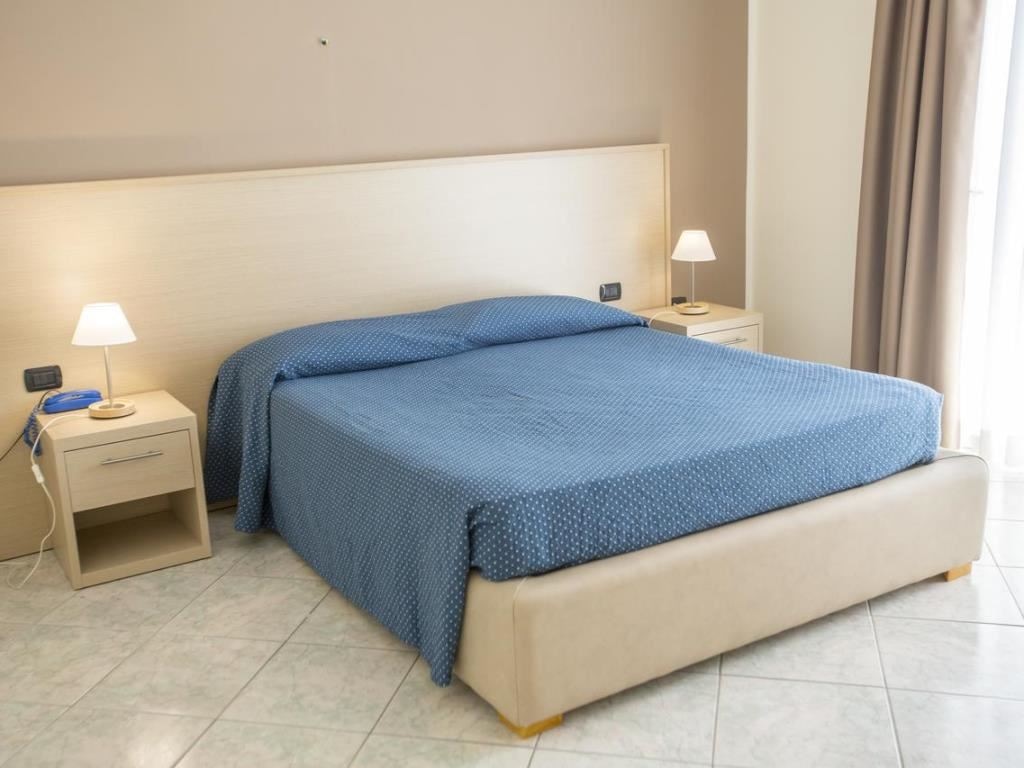 rooms-superior-room-lateral-sea-view-with-balcony-or-terrace