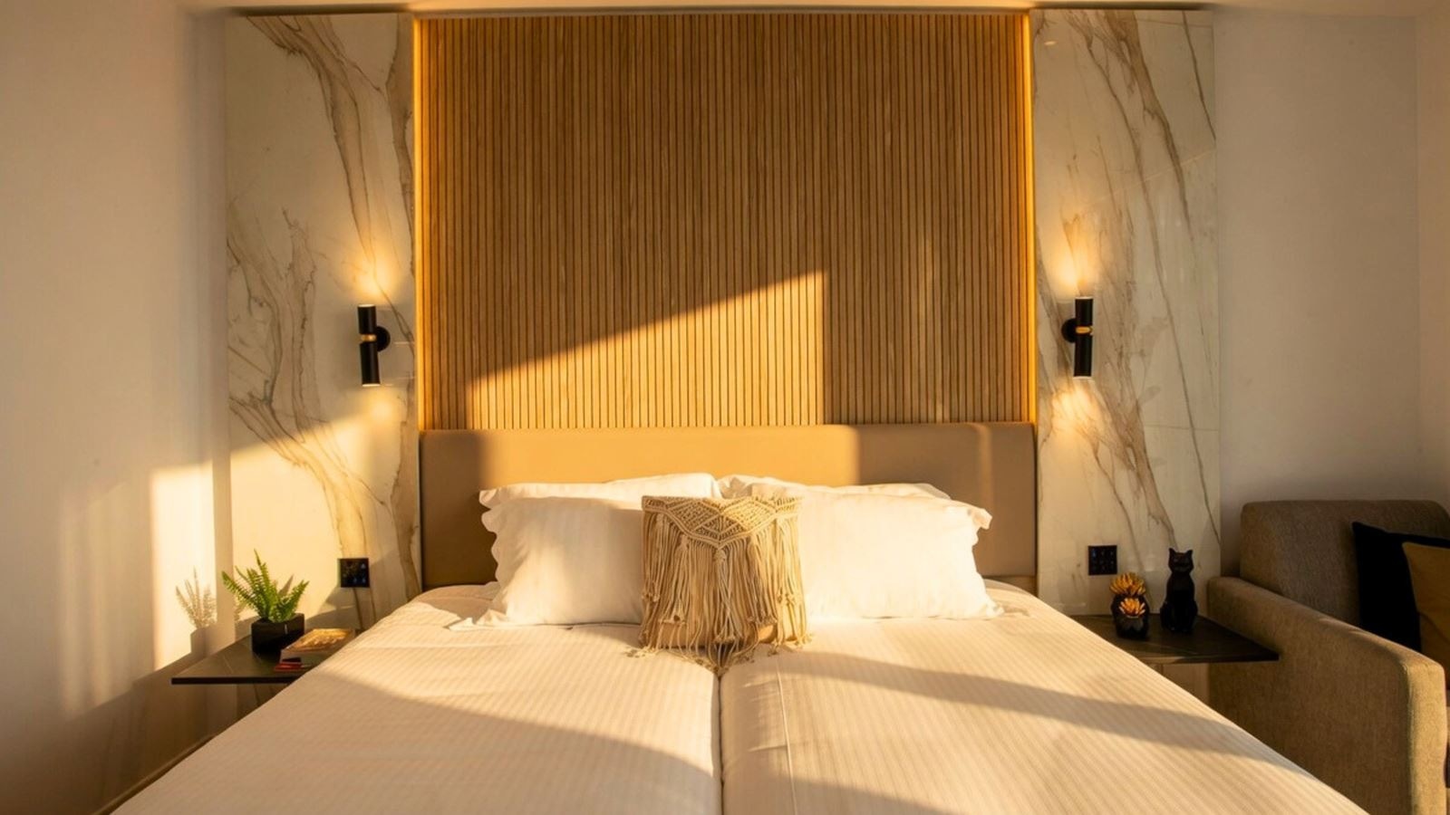 rooms-superior-room-lateralseaview-balcony
