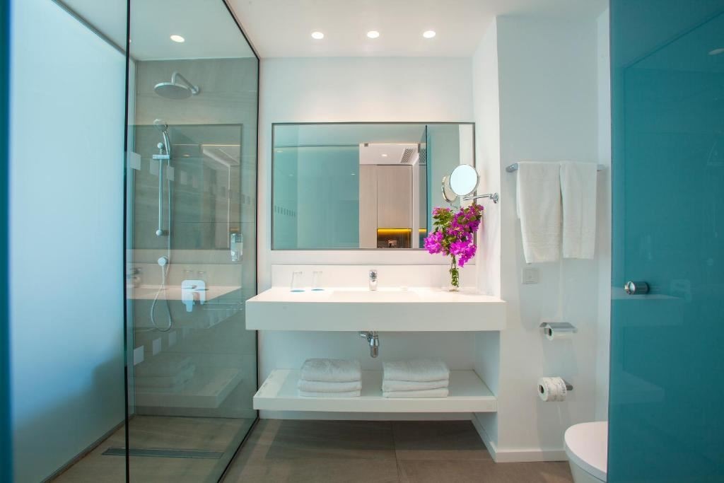 rooms-standard-suite-poolview-swimuppoolterrace