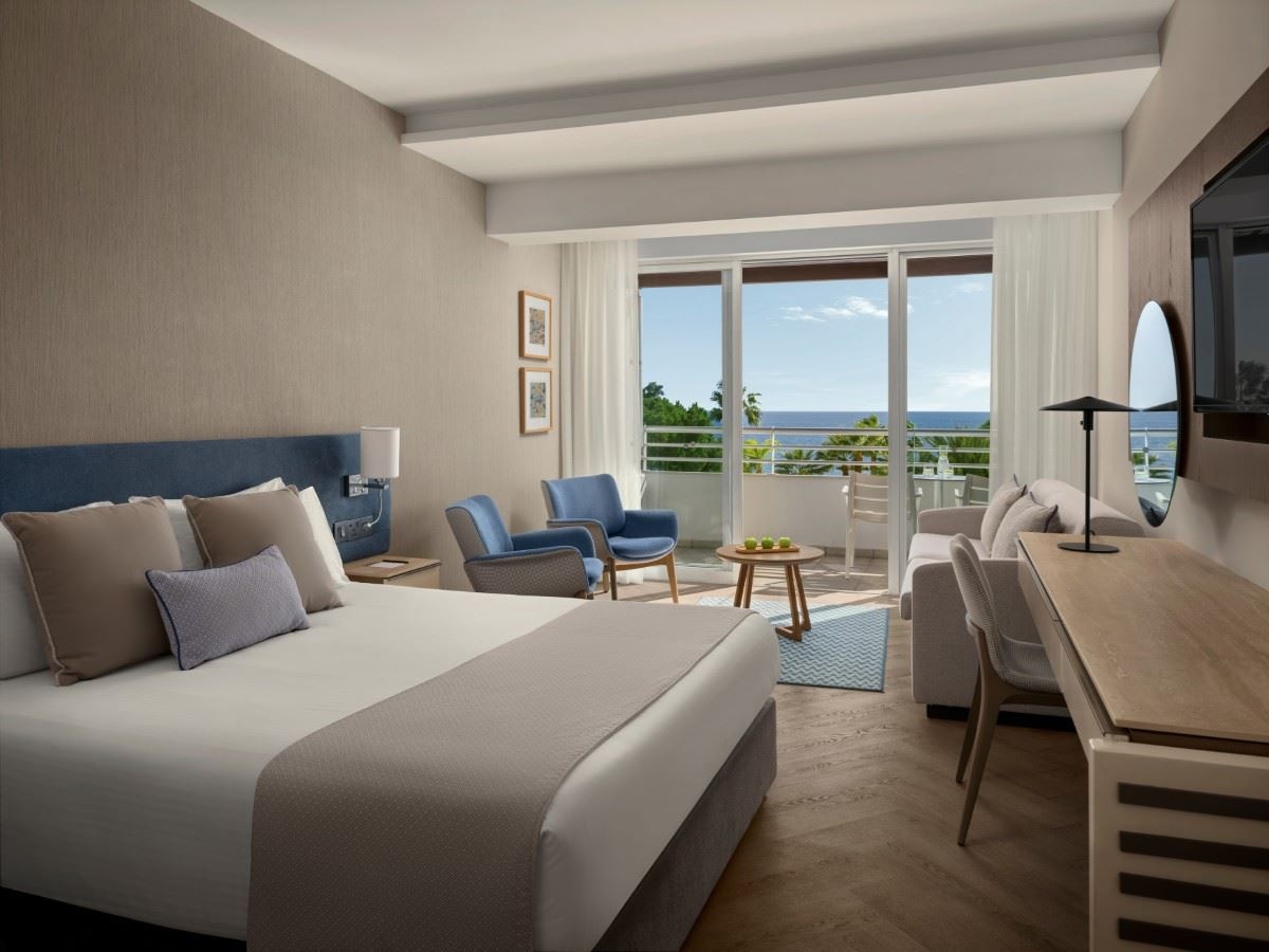 rooms-deluxe-family-room-sea-view