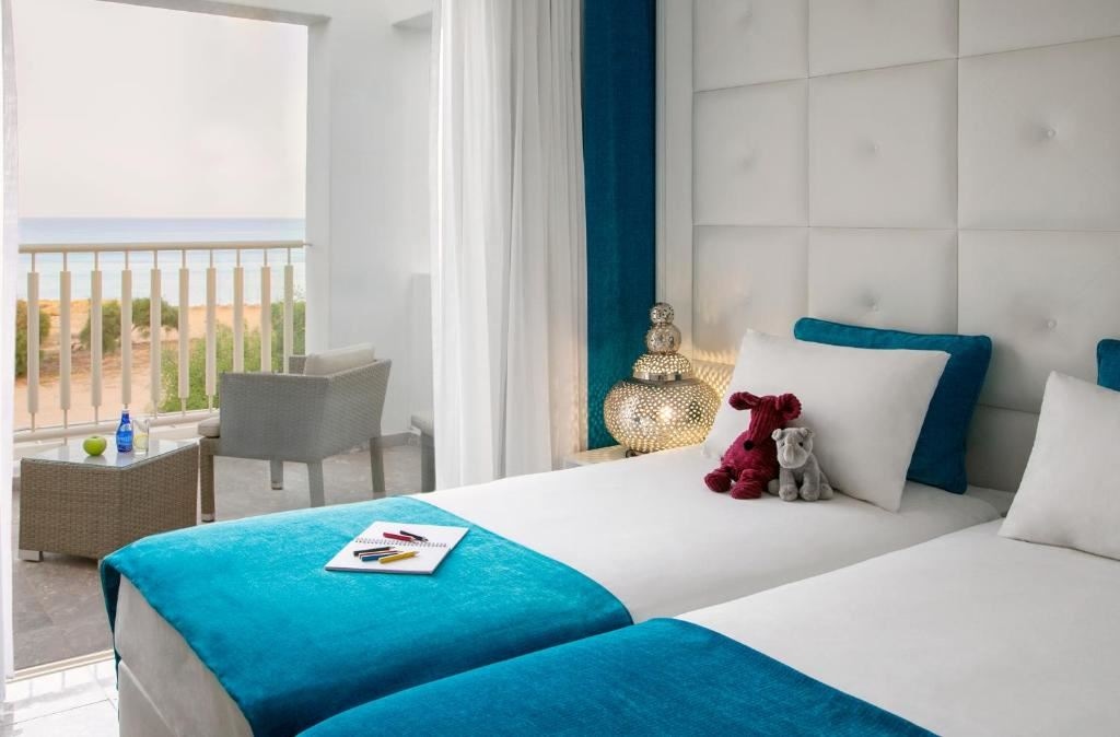 rooms-4-bedroom-standard-villa-seafront-privatepoolterrace
