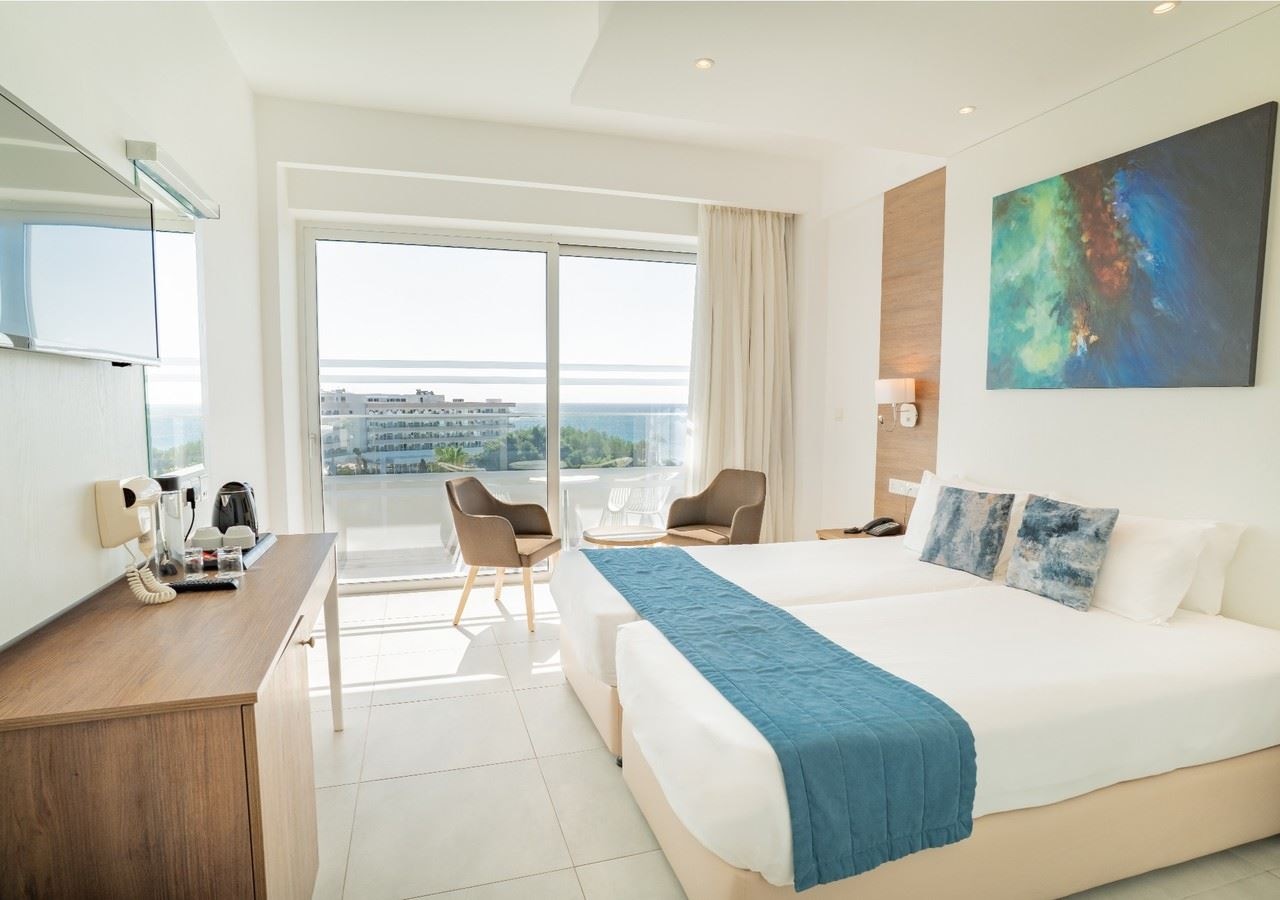 rooms-singleuse-standard-room-lateralseaview-balcony