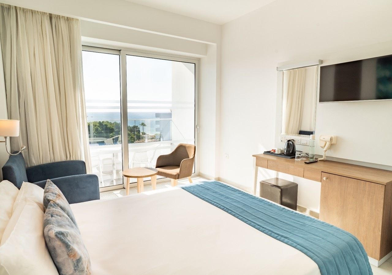 rooms-standard-room-lateral-seaview-balcony