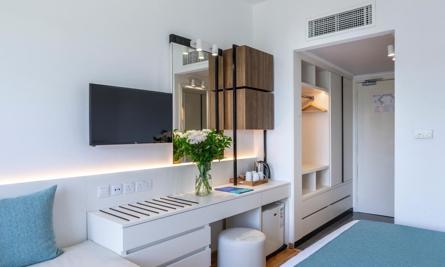 hotel louis phaethon beach club