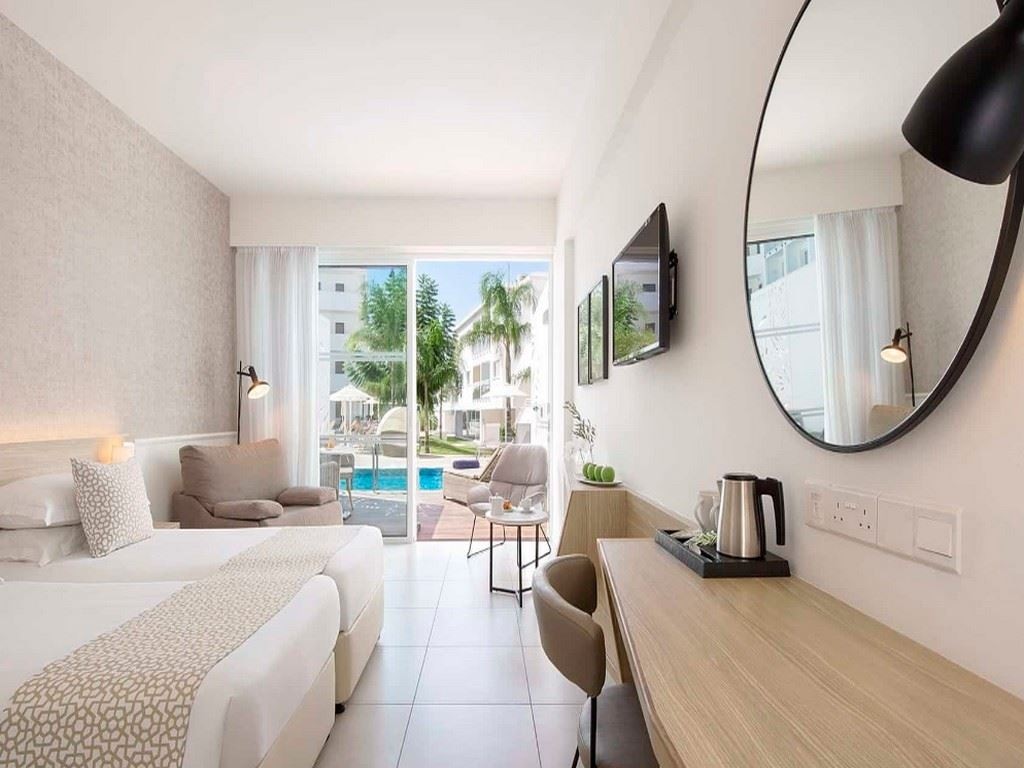 rooms-standard-room-swimuppoolterrace