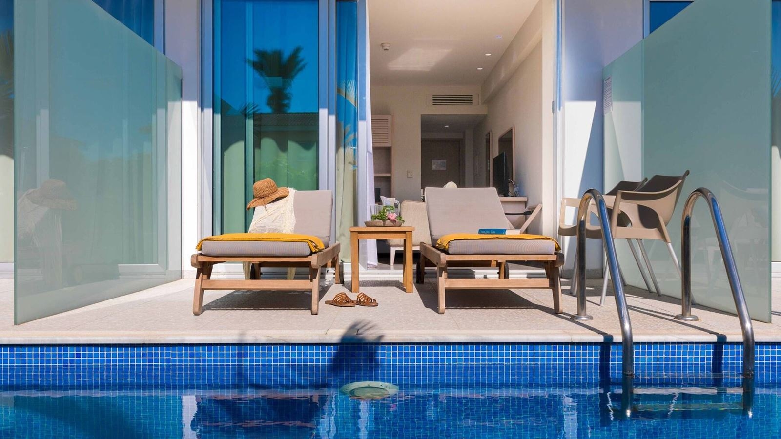rooms-room-seaview-swimuppoolterrace