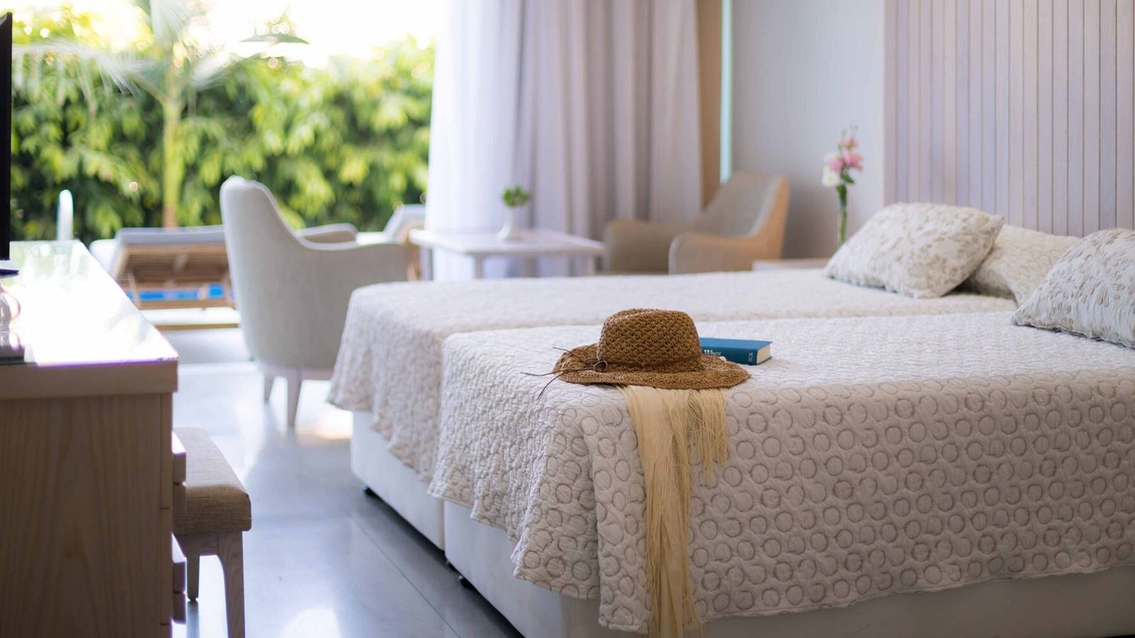 rooms-standard-room-swimuppoolterrace