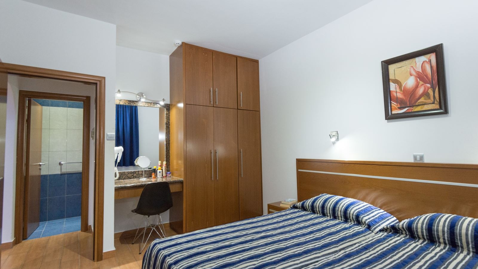 rooms-studio-balcony-or-terrace