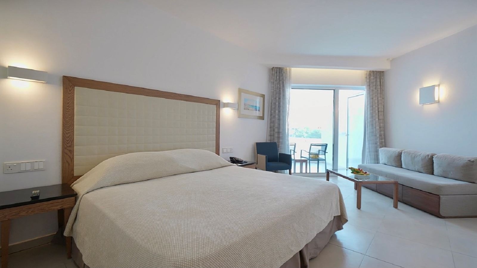 rooms-deluxe-roomlateralseaview