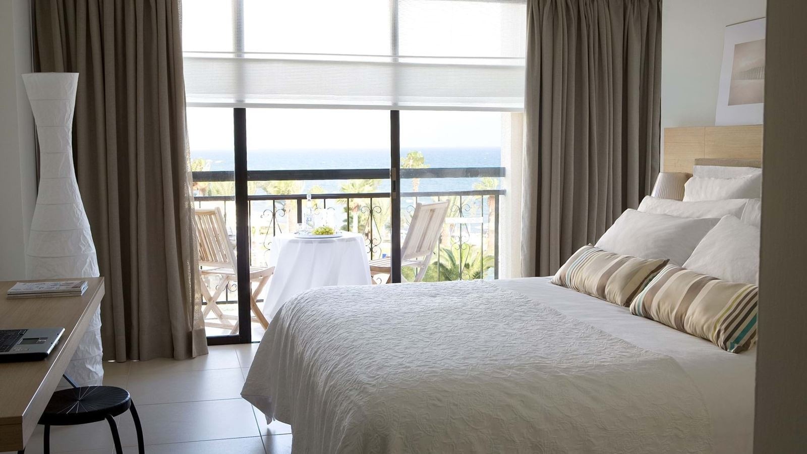 rooms-standard-room-lateralseaview-balcony