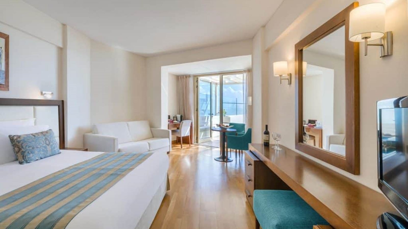 rooms-suite-lateral-sea-view-with-private-jacuzzi