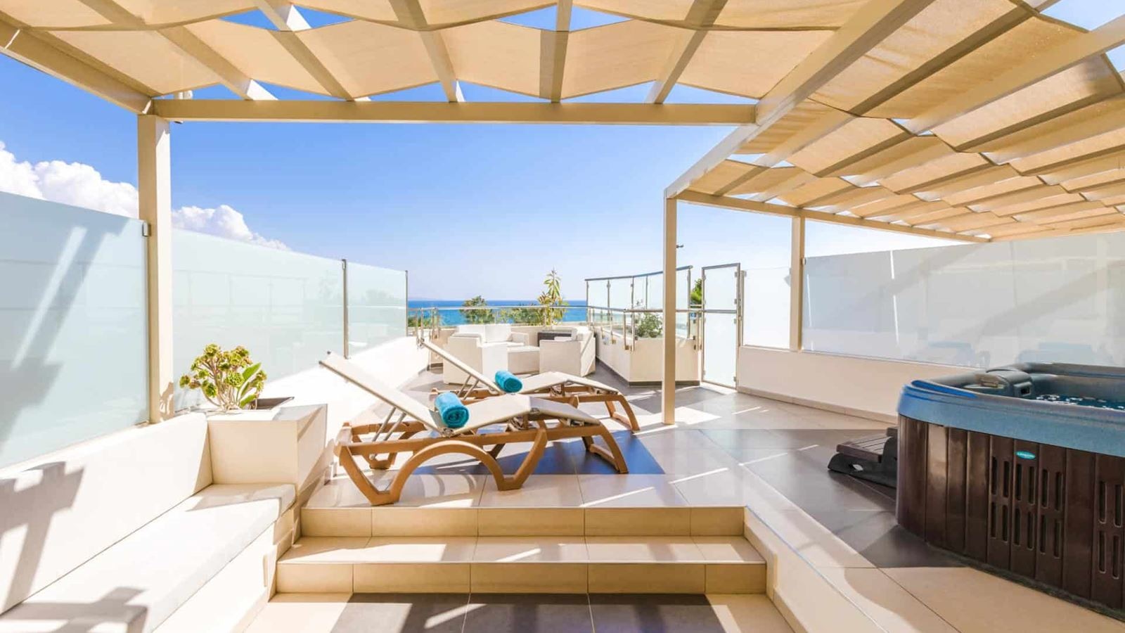rooms-suite-lateral-sea-view-with-private-jacuzzi