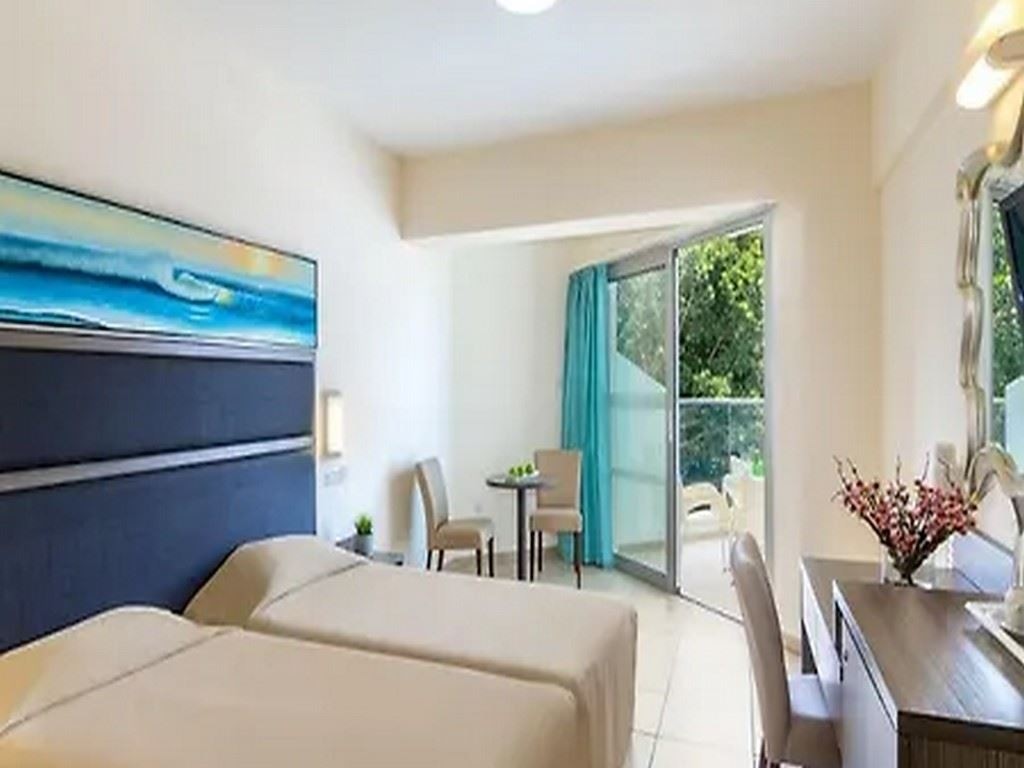 rooms-twin-standard-room-lateralseaview-balcony