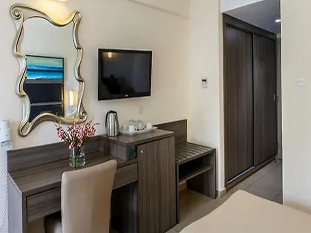 rooms-twin-standard-room-lateralseaview-balcony